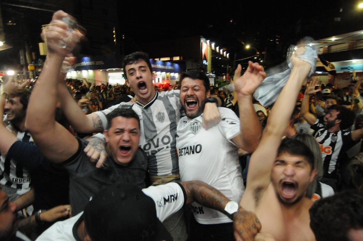 Atleticanos no Bar do Salomo, em BH, durante jogo contra o Bahia. Depois da vitria por 3 a 2 houve muita festa pelo ttulo brasileiro