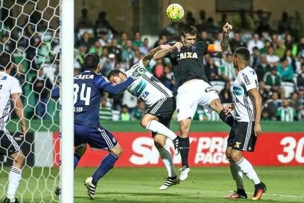 Com atuao ruim, Atltico  derrotado pelo Coritiba, por 2 a 0, no Couto Pereira, e fica mais distante do ttulo do Campeonato Brasileiro