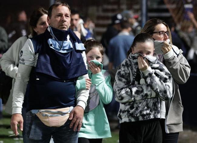 Polcia usou gs lacrimognio para tentar conter a confuso, fazendo com que jogadores fossem direto para o vestirio e muitos torcedores invadissem o gramado