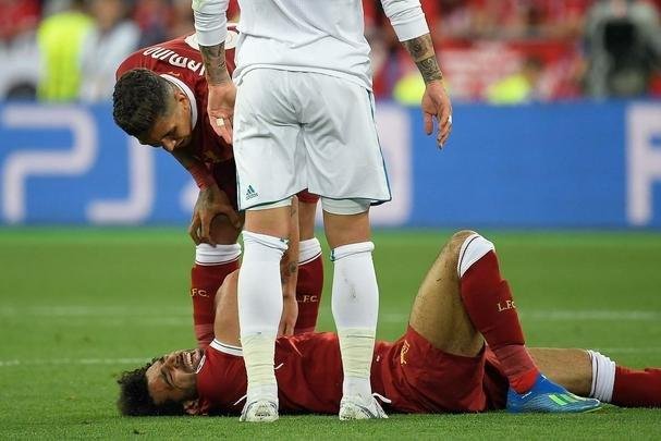 Salah, do Liverpool, sofreu falta de Sergio Ramos, machucou ombro esquerdo e deixou a final no primeiro tempo