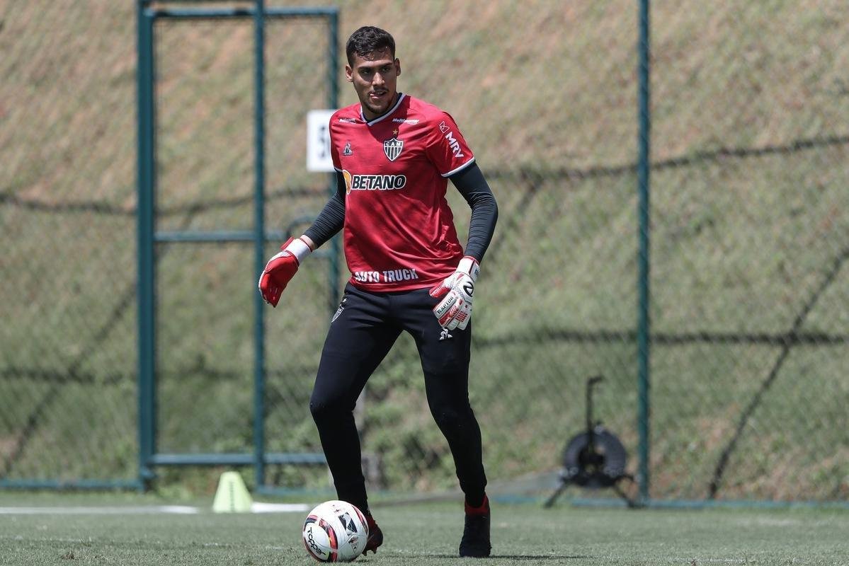Com seriedade, mas tambm descontrao, o Atltico treinou sob sol forte na manh desta sexta-feira (21), na Cidade do Galo, em Vespasiano. Este foi o quinto dia de pr-temporada para o clube mineiro em 2022, sob o comando do tcnico argentino Antonio 'El Turco' Mohamed. Novas baixas, o volante Allan e o atacante Keno testaram positivo para COVID-19 e no participaram das atividades (ambos cumprem perodo de sete dias de isolamento social).
