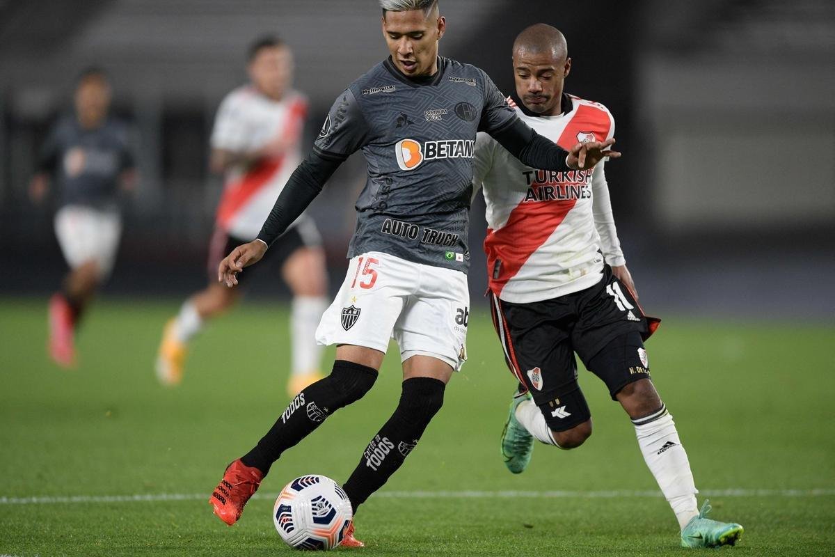 Nacho Fernndez, do Atltico, foi expulso aps atingir rival de forma involuntria