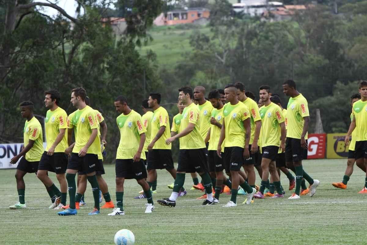 O elenco do Amrica se reapresentou para a temporada 2015 na tarde desta segunda-feira, no CT Lanna Drumond. Depois de reunio com integrantes do conselho de administrao, os jogadores foram para um campo secundrio, onde realizaram o primeiro trabalho com bola. O gramado principal passa por reformas.