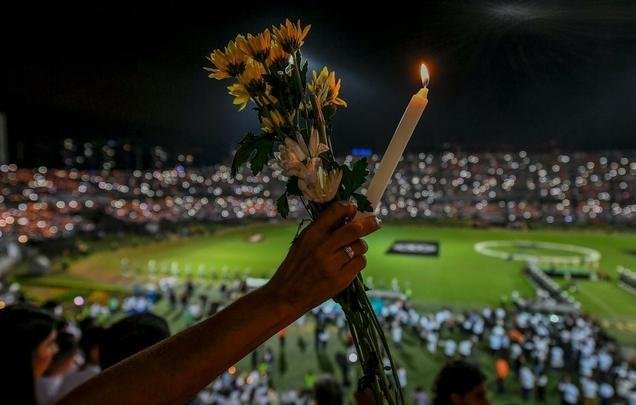 Lugar destinado a futebol e muita alegria, o Estdio Atanasio Girardot foi palco de homenagens e emoo. Com roupas brancas e flores nas mos, torcedores do Atltico Nacional fizeram viglia no local que seria, nesta quarta-feira, palco do jogo de ida da final da Copa Sul-Americana. Mas o desastre areo que matou grande parte da delegao da Chapecoense, convidados e jornalistas brasileiros impediu a realizao da festa. No lugar da bola rolando, tristeza e solidariedade. E milhes de entusiastas do esporte espalhados por todo o planeta dispostos a desejar fora  Chape. As imagens acima mostram que tudo isso  muito mais que futebol. O Nacional, atual campeo da Copa Libertadores, mostra todo o seu apoio ao clube catarinense, agora em busca de reconstruo para tocar seu caminho (CRDITO: AFP / LUIS ACOSTA ).