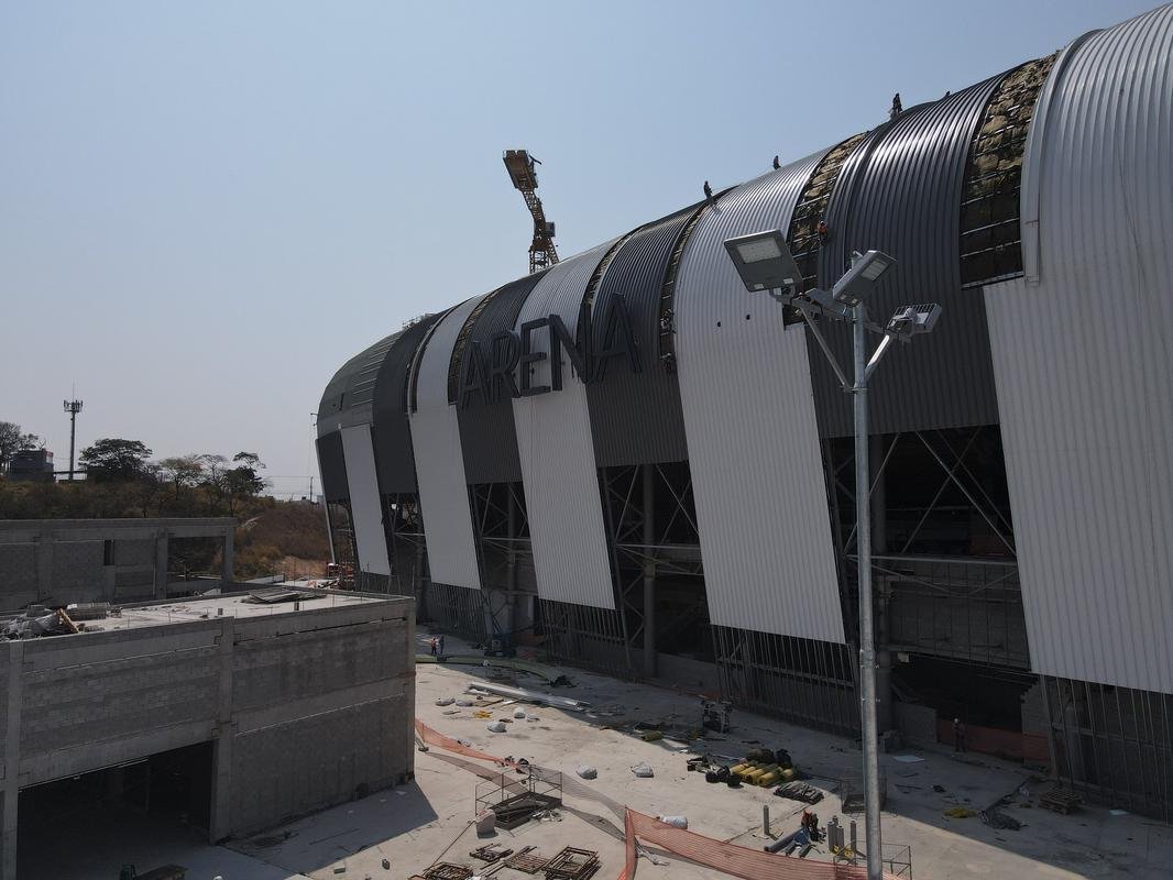 Instalao do escudo do Atltico e do primeiro letreiro da Arena MRV

