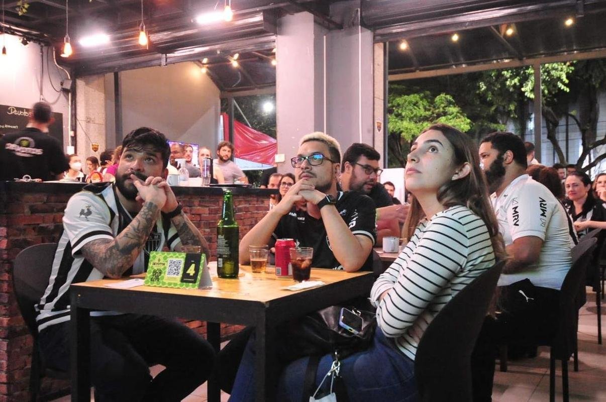 Atleticanos acompanharam Flamengo 2x1 Cear nos bares de Belo Horizonte, na expectativa de comemorar o ttulo antecipado do Campeonato Brasileiro. No entanto, o rival carioca venceu o time nordestino e adiou a festa atleticana.