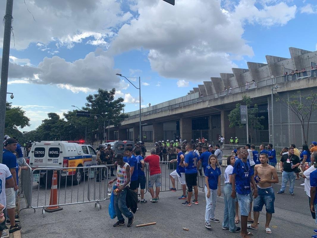 Chegada da torcida do Cruzeiro ao Mineir�o para a final do Campeonato Mineiro