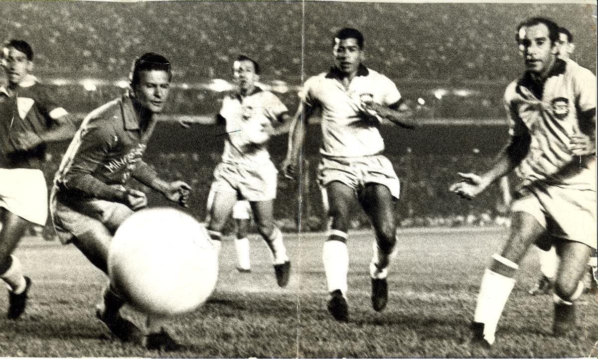 Em amistoso disputado em 1969, Atltico venceu a Seleo Brasileira por 2 a 1, no Mineiro. Amauri Horta e Dario marcaram para os donos da casa, enquanto Pel descontou para os visitantes.