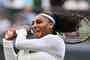 Serena Williams cai logo na estreia em retorno a Wimbledon