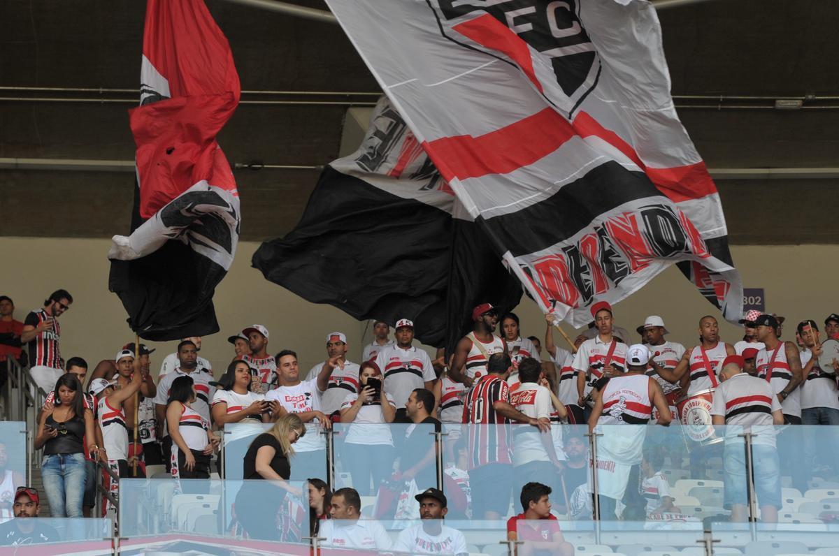 Imagens das torcidas de Cruzeiro e So Paulo no Mineiro