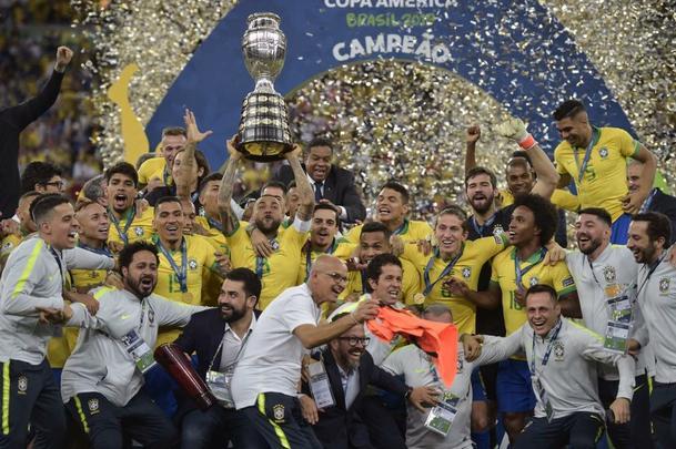 Seleção Brasileira derrota Peru por 3 a 1, conquista Copa América e ergue a taça no Maracanã; veja as fotos da festa do Brasil