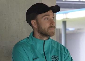 Meia perdeu a consciência em campo durante a estreia da Dinamarca na Eurocopa 