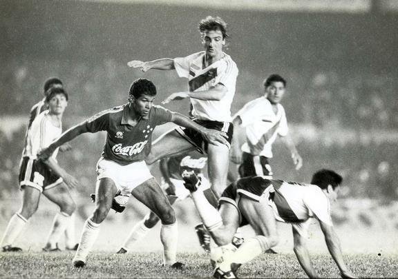Atacante Charles (Cruzeiro: 1991-1992 / Flamengo: 1994): 38 jogos por Cruzeiro (17 gols) e 30 jogos por Flamengo (18 gols)