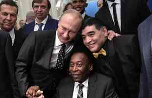 1/12/2017 - Pel com o ex-jogador argentino Diego Armando Maradona e o presidente russo Vladimir Putin, no Kremlin, em Moscou