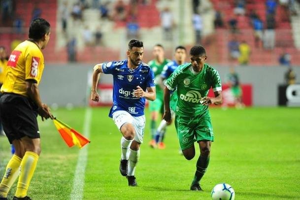 Com apoio da torcida, Cruzeiro recebeu a Chapecoense no Independncia 