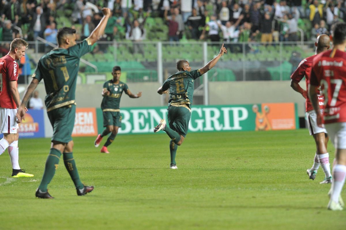 Juninho abriu o placar para o America com um golao, em chute de fora da rea: 1 a 0