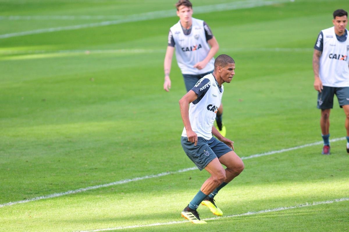Fotos da apresentao e primeiro treino de Leandrinho no Atltico
