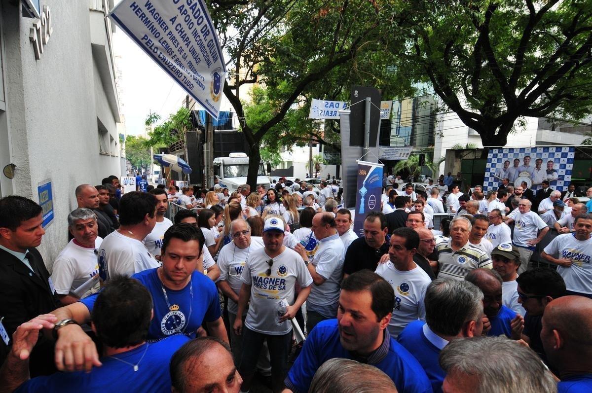 Fotos da eleio presidencial no Cruzeiro. Parque esportivo do Barro Preto, em BH, esteve lotado durante tarde e noite desta segunda-feira