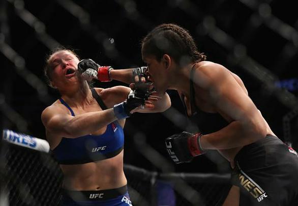 Amanda Nunes (luvas vermelhas) venceu Ronda Rousey por nocaute tcnico em 48 segundos e manteve o cinturo dos galos