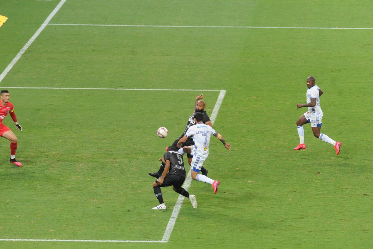 Fotos do jogo entre Cruzeiro e Ponte Preta, no Mineiro, em Belo Horizonte, pela 12 rodada da Srie B do Campeonato Brasileiro
