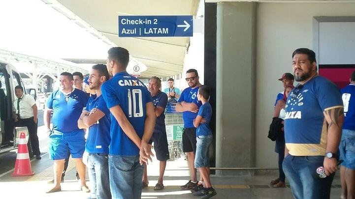 Jogadores do Cruzeiro embarcam, com o apoio da torcida