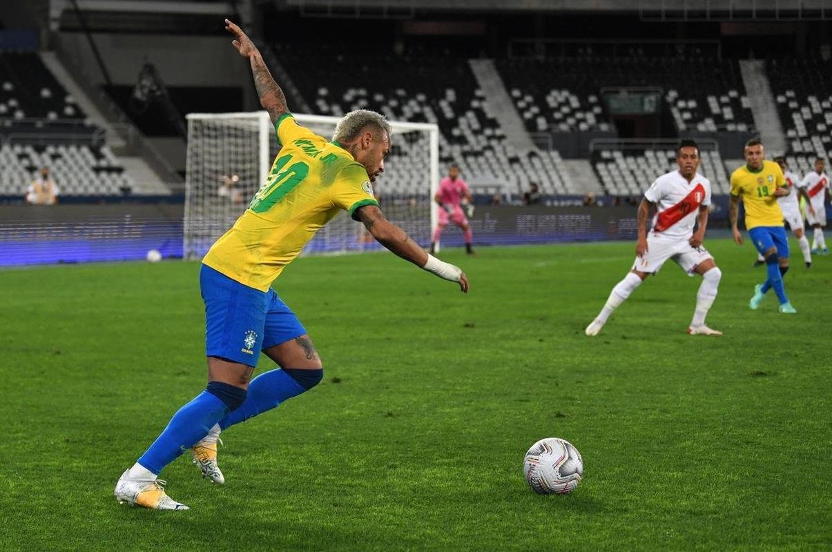 Brasil e Peru se enfrentaram no Estdio Nilton Santos, pelas semfinais da Copa Amrica 