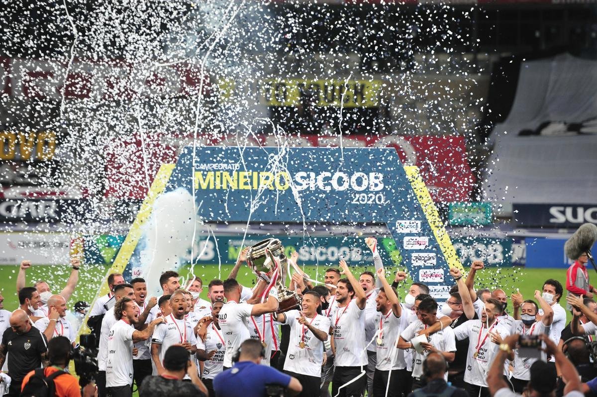 Atltico ergue a taa de campeo mineiro de 2020; na comemorao, tcnico Jorge Sampaoli  carregado pelos jogadores no Mineiro