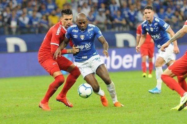 Fotos do primeiro tempo do duelo entre Cruzeiro e Internacional, no Mineiro, pela semifinal da Copa do Brasil