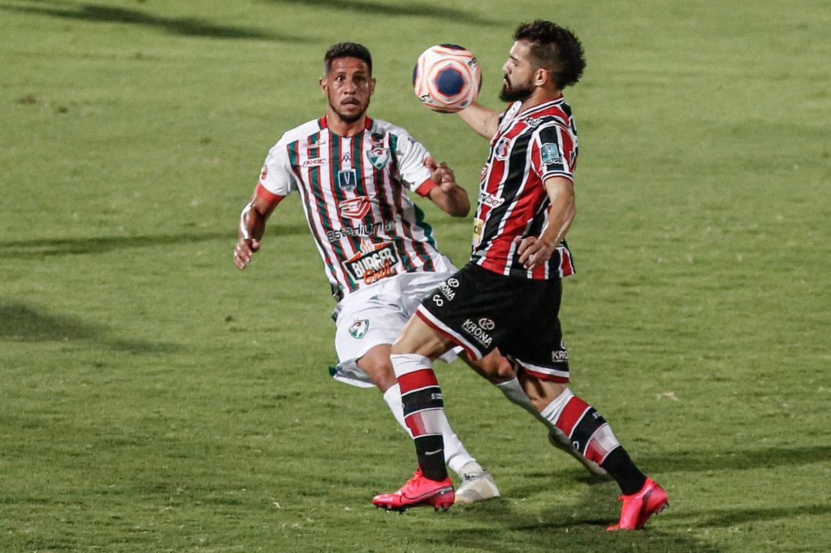 Primeiro tempo de jogo foi pegado, com chances para as duas equipes. O Salgueiro começou se lançando mais para o ataque, mas foram do Santa Cruz as melhores oportunidades. O time coral até balançou as redes, mas a arbitragem assinalou impedimento.