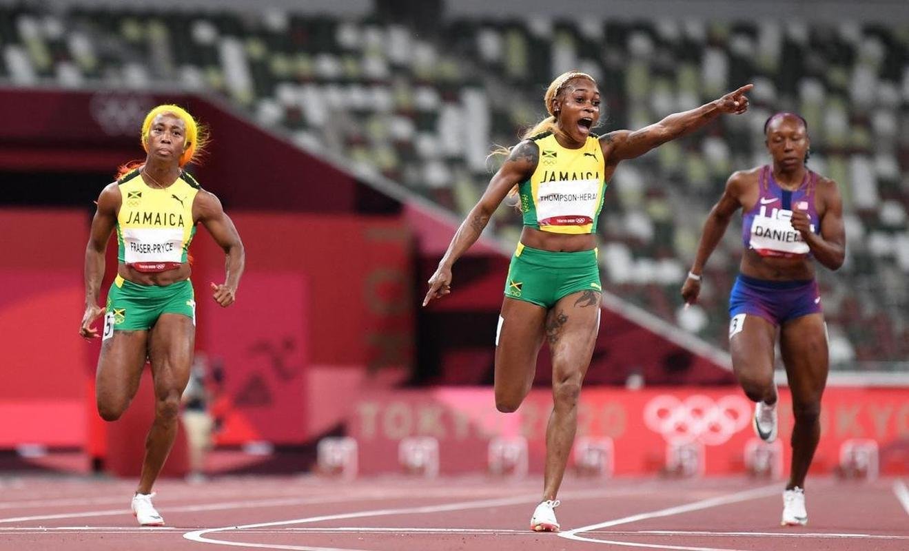 Fotos espetaculares da vitria da jamaicana Elaine Thompson-Herah nos 100m rasos dos Jogos Olmpicos de Tquio com o tempo de 10s61. A velocista quebrou o recorde olmpico e comandou o pdio jamaicano ao lado de Ann Fraser-Pryce, prata, e Shericka Jackson, bronze.