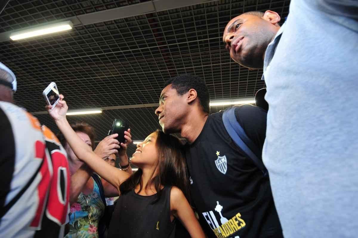 Novo reforo do Atltico, Elias chega a Belo Horizonte. Volante assinou contrato por trs anos