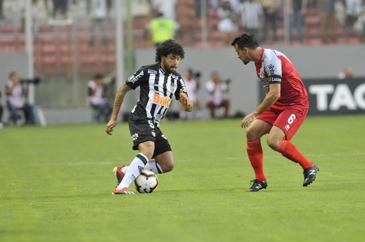 No primeiro tempo, Atltico abriu 3 a 1 no placar, com gols de Luan e Ricardo Oliveira (2)