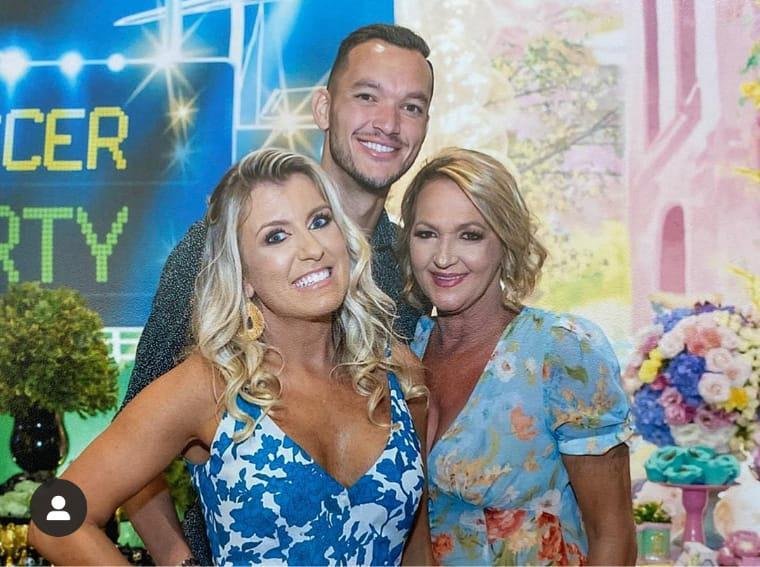 Zagueiro Rver, do Atltico, ao lado da esposa e da me