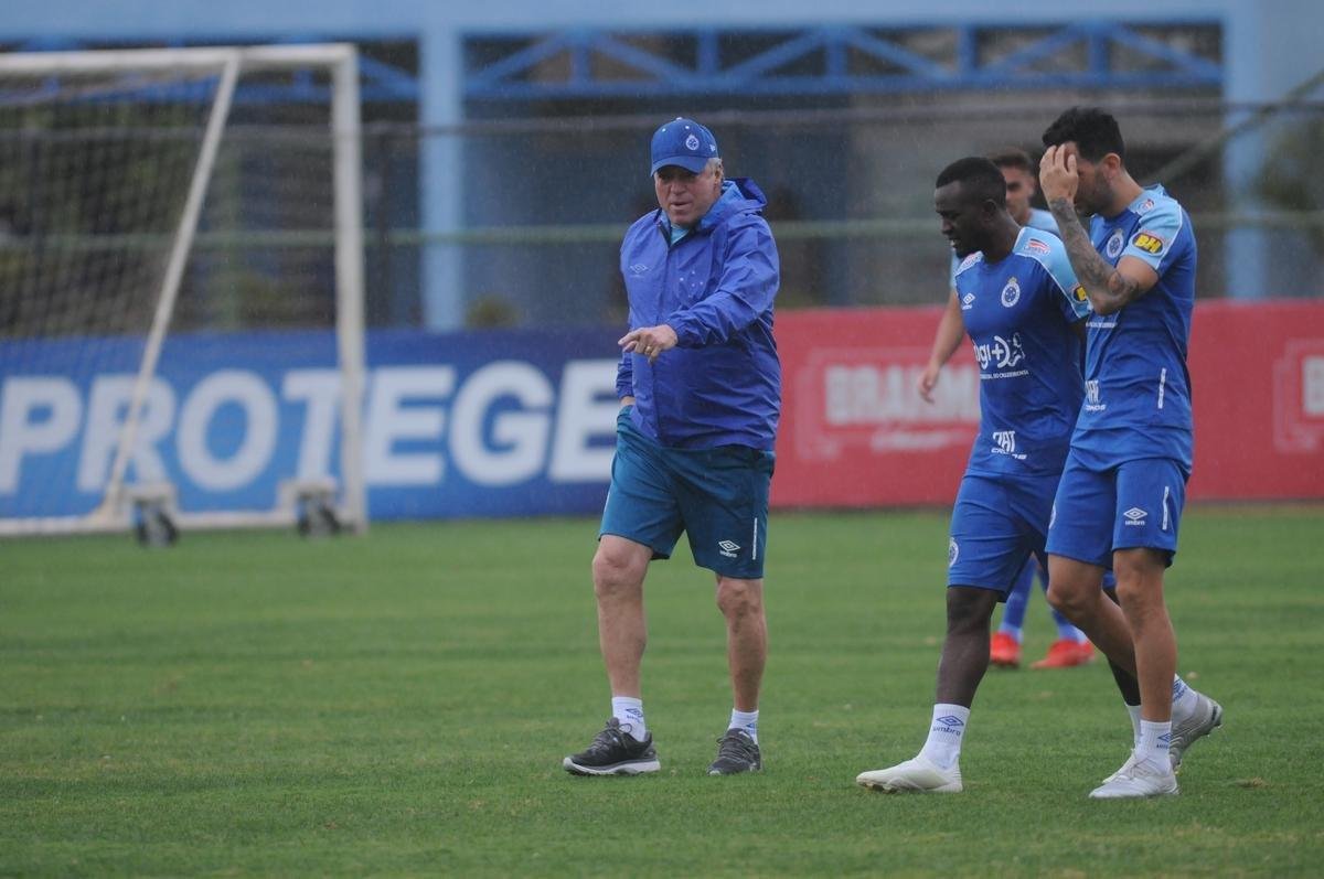 Sob forte chuva, Cruzeiro iniciou preparao para duelo com o Botafogo, marcado para as 21h30 desta quinta-feira