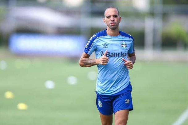12/02/2019 - Em campo, o Atlético derrotou o Danubio-URU e se classificou na Libertadores. A principal notícia do dia, porém, foi a desistência do clube alvinegro de tentar contratar Diego Tardelli, que iria para o Grêmio. O insucesso da negociação se deveu aos pedidos salariais do atacante para retornar à Cidade do Galo. Ao Superesportes, o vice-presidente alvinegro, Lásaro Cândido da Cunha, revelou os valores desejados por Tardelli: R$ 40 milhões por duas temporadas de contrato.