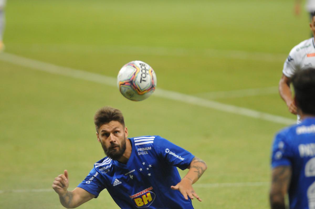 Fotos do jogo entre Cruzeiro e Confiana, no Mineiro, em Belo Horizonte, pela 24 rodada da Srie B do Campeonato Brasileiro