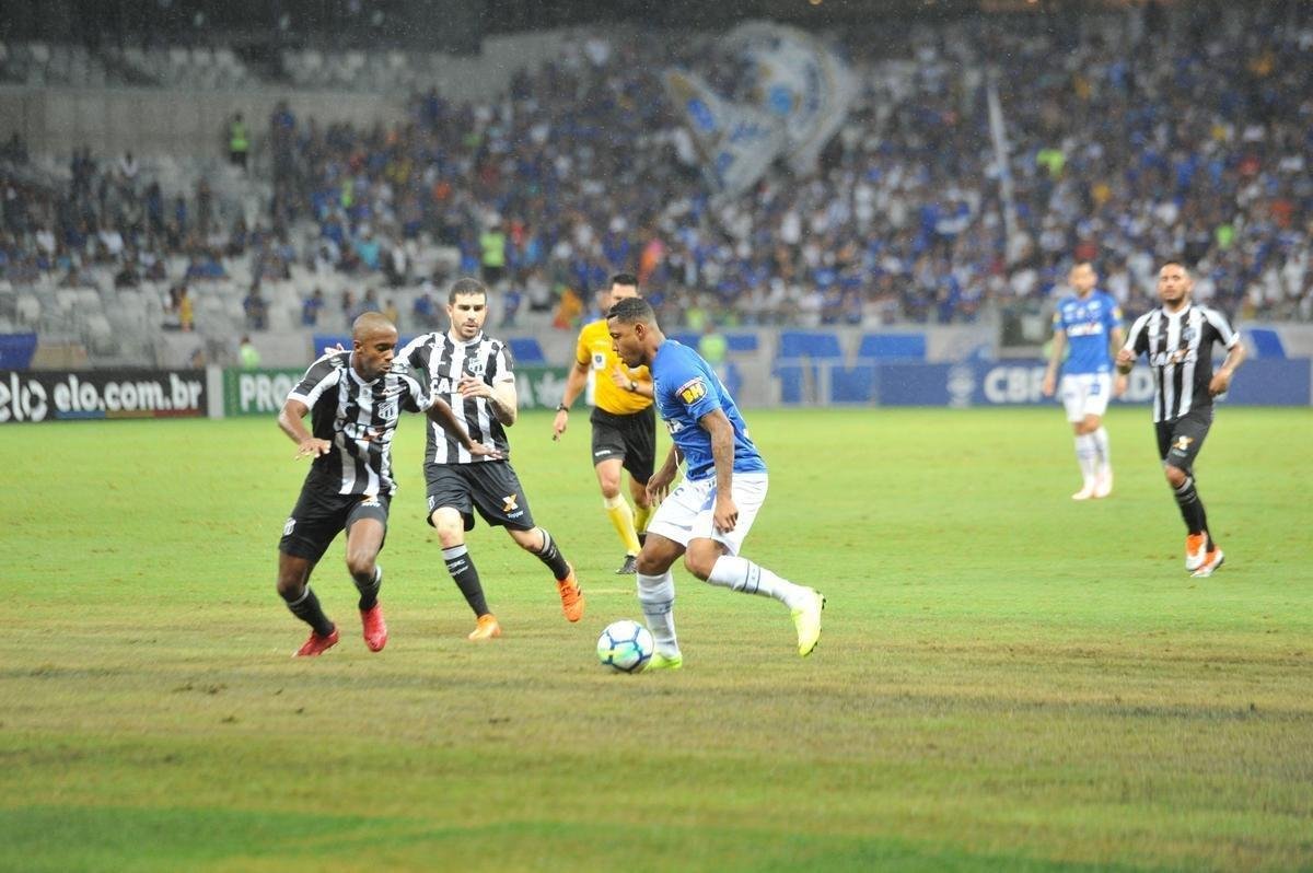 Fotos de Cruzeiro x Cear, no Mineiro, em jogo atrasado da 27 rodada do Brasileiro