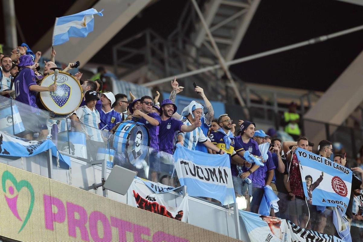 Fotos das torcidas de Argentina e Polnia durante jogo entre as duas selees pelo Grupo C da Copa do Mundo, no Estdio 974, em Doha, no Catar