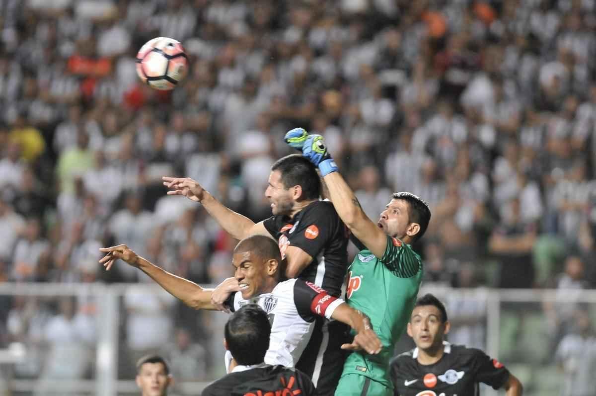 Imagens do duelo entre Atltico e Libertad-PAR, no Independncia, pela Copa Libertadores