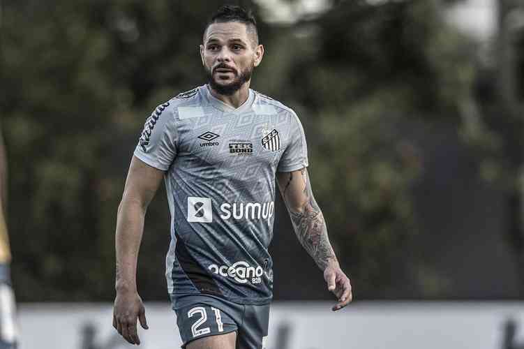 O experiente lateral-direito Pará, de 35 anos, foi anunciado pelo Cruzeiro no dia 9 de dezembro. Ele rescindiu contrato com o Santos e estava livre no mercado.