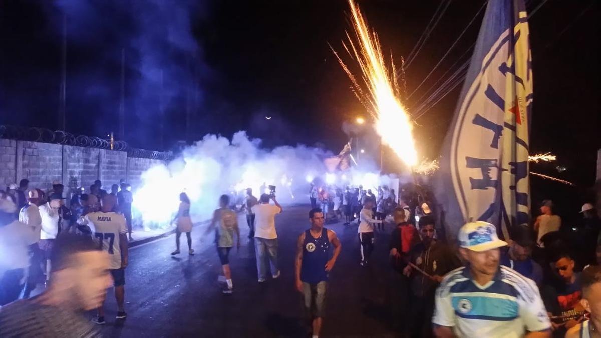 Torcida do Cruzeiro promove rua de fogo na sada da delegao da Toca da Raposa II, rumo ao aeroporto de Confins, antes da viagem para Porto Alegre. Time enfrenta o Internacional na quarta-feira, no Beira-Rio, pela semifinal da Copa do Brasil