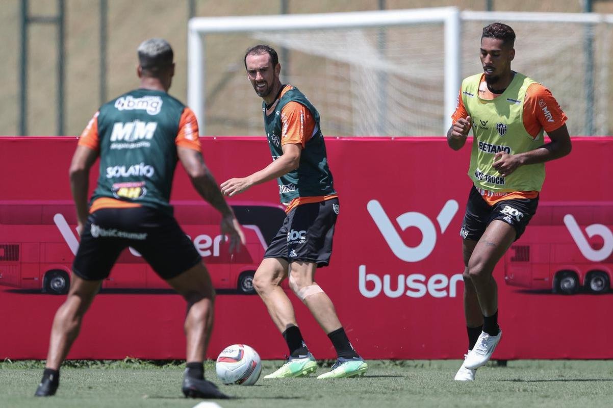 Com seriedade, mas tambm descontrao, o Atltico treinou sob sol forte na manh desta sexta-feira (21), na Cidade do Galo, em Vespasiano. Este foi o quinto dia de pr-temporada para o clube mineiro em 2022, sob o comando do tcnico argentino Antonio 'El Turco' Mohamed. Novas baixas, o volante Allan e o atacante Keno testaram positivo para COVID-19 e no participaram das atividades (ambos cumprem perodo de sete dias de isolamento social).