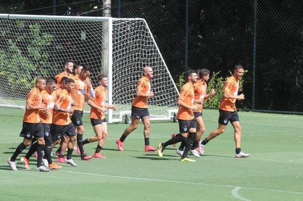 Treino do Atltico nesta segunda-feira, na Cidade do Galo, contou com a volta do meia  Juan Cazares. Direo no chegou a acordo para vend-lo a clube saudita. Tcnico Rafael Dudamel relacionou 23 jogadores para a viagem a Santa Fe, local da estreia na Sul-Americana, quinta-feira, contra o Unin-ARG. Jogador equatoriano ficou fora da lista.