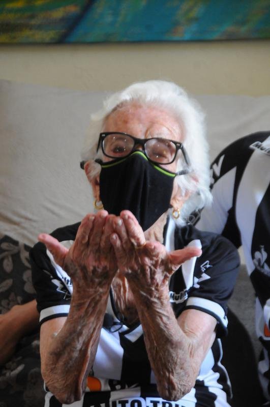 Ana C�ndida de Oliveira Marques, a Vov� do Galo, de 101 anos, ao lado da filha, Maria Aparecida, e dos netos Marcelo e Sabrina