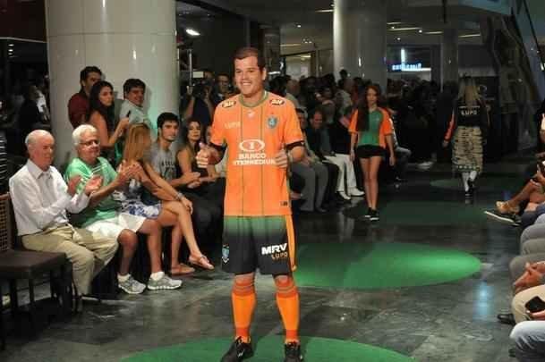 Amrica apresentou coleo de uniformes 2016, desenhados pelo estilista Ronaldo Fraga e produzidos pela Lupo