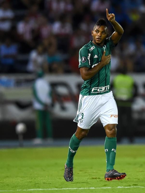 Camisa utilizada pelo Palmeiras contra o Alianza Lima, do Peru, tem patch da Libertadores no ombro direito, conforme regulamento