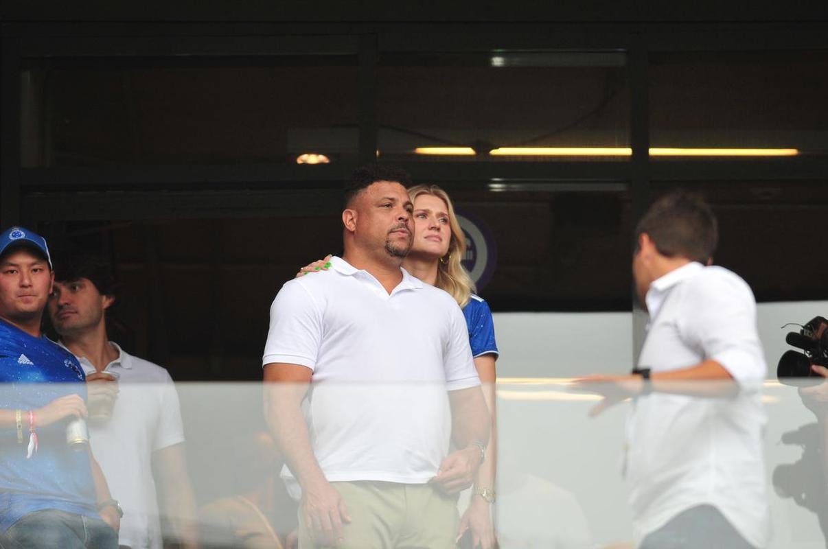 Ronaldo e sua esposa, Celina Locks, acompanham o clssico entre Cruzeiro e Atltico pela final do Campeonato Mineiro