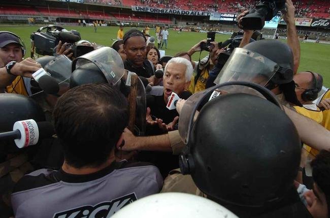 Na final do Campeonato Mineiro de 2009, o Atltico foi goleado por 5 a 0. No jogo de volta, empate por 1 a 1. Leo foi demitido por Kalil