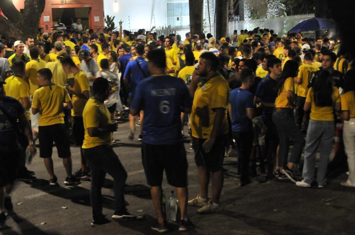 Torcedores no entorno do Mineiro, em BH, antes do jogo entre Brasil e Paraguai pelas Eliminatrias da Copa do Mundo do Catar