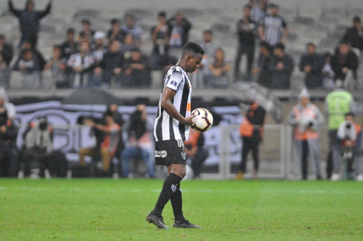 Atltico perdeu por 4 a 3 para o Coln nos pnaltis e foi eliminado da Copa Sul-Americana. Goleiro argentino Burin defendeu penalidades de Rver e Cazares